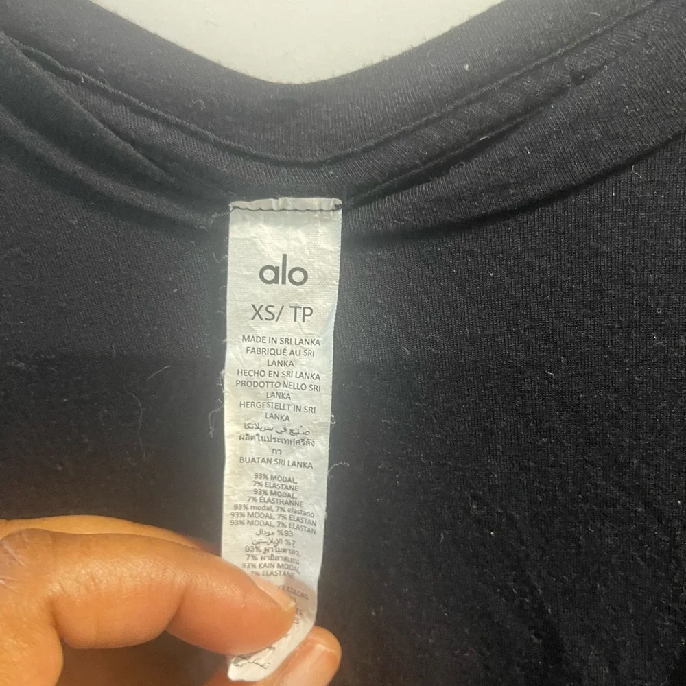 Alo Yoga Classic Black Women's Crewneck Tee
